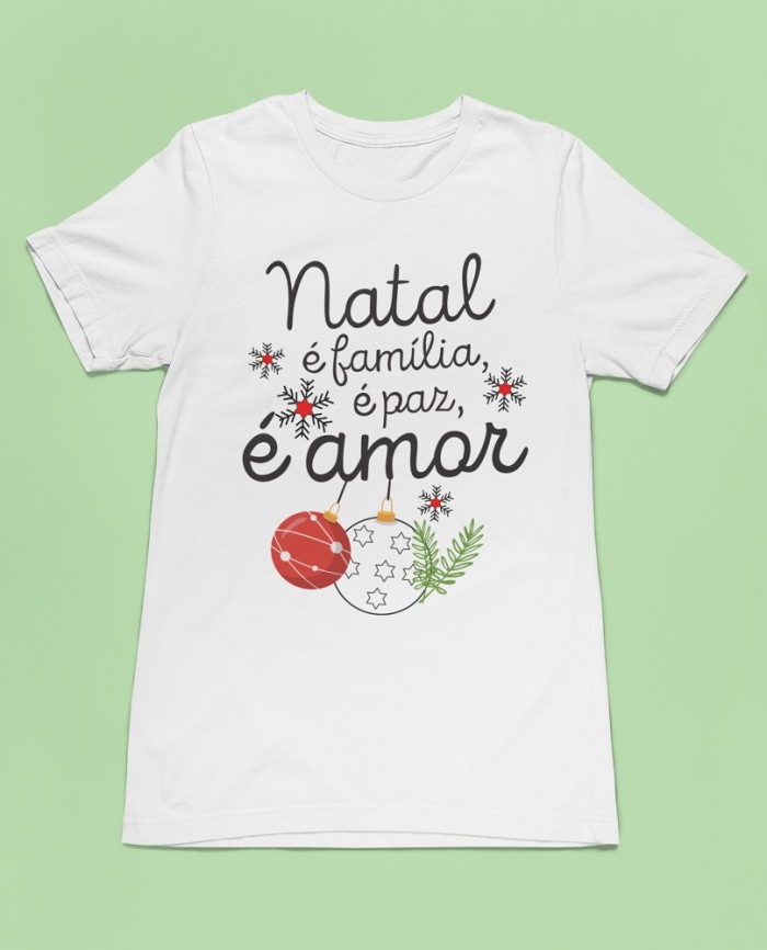 Camiseta Natal é Família Paz e Amor