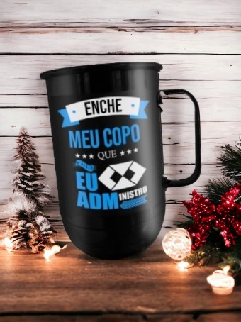 Caneca Enche Meu Copo Q Eu Adm Inistro + Cordão Decorado