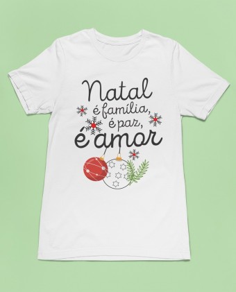 Camiseta Natal é Família Paz e Amor
