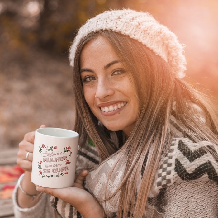 Caneca Linda É a Mulher Que Bem se Quer Frase Personalizada
