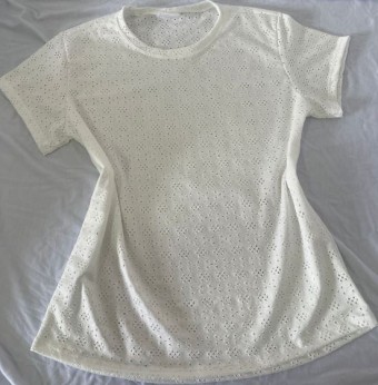 Camiseta feminina blusinha lazze (com furinhos) personalizada como desejar Cor Off White Tamanho P